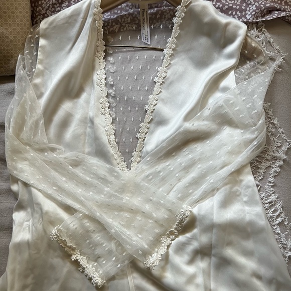 From Anthropologie. Bridal get ready robe - Picture 4 of 4